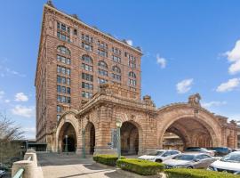 Placemakr Downtown Pittsburgh at The Pennsylvanian，位于匹兹堡的酒店