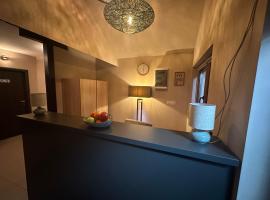 JP Motel Mali Pariz，位于博尔的带停车场的酒店