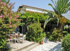 Apartment in Foura with a balcony or terrace，位于弗尔卡的酒店