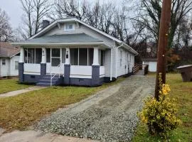 Next to Downtown Greensboro Bungalow Rooms