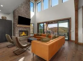 The Seven Hills - Upscale Georgia Mountain Cabin - Indulge in breathtaking views, a covered hot tub, game room, firepit, and ele