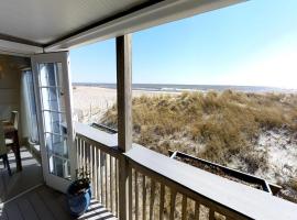 Oceanfront, Wifi, Deck, O-S, Oceanviews, Deck, Beach Chairs,，位于希普博特姆的酒店