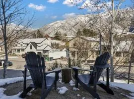 Cozy 2BR Home Mountain Views, Firepit, Sleeps 6