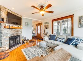 Game Room, Yard and Fire Pit Spacious Catskills Gem，位于Sparrow Bush的酒店