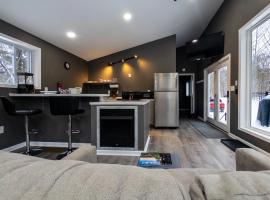 Private 19 Acre Forest Cabin for 2 with Fireplace and WiFi，位于Nimitz的酒店