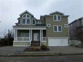 Large Oceanside Brant Beach Home Sleeps 16
