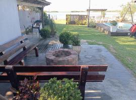 Casa da lagoa com rampa para embarcações，位于特拉曼达伊的酒店