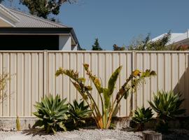 Papillon Dunsborough Family & Pet Friendly Holiday Home，位于邓斯伯勒的酒店