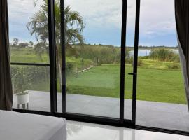 Casa con Piscina sobre Laguna Brava - Tranquilidad y Naturaleza en Barrio Privado，位于科连特斯的酒店