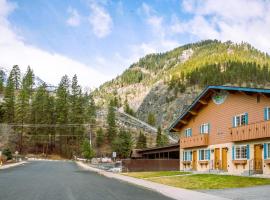 Luxe Bavarian Retreat - in Town with Hot Tub，位于莱文沃思的滑雪度假村