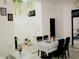 Private Floor In A Bungalow，位于勒克瑙的酒店