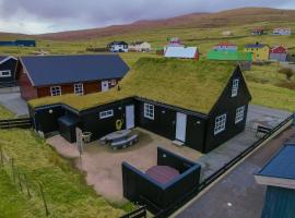 RO Turfroof Cottage with hot tub in cozy Skalavik，位于Skálavík的酒店