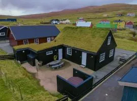 RO Turfroof Cottage with hot tub in cozy Skalavik
