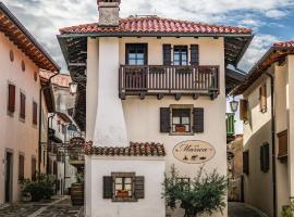 House Marica，位于斯马尔诺的带停车场的酒店