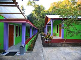 Birdhouse Homestay Tangkoko，位于Pulau Mogogimbun的带按摩浴缸的酒店