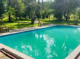 Royal South Luangwa Safaris Lodge，位于Mfuwe的酒店