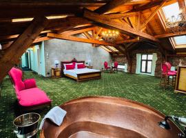 JMR Splendor - Private Sauna & Bathtub Suites，位于康斯坦察的带热水浴缸的酒店