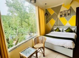Hotel Clover Inn By Arony Hospitality Dehradun，位于德拉敦的酒店