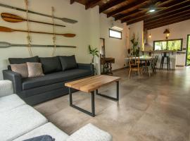 Alojamiento Cota 8，位于科隆的海滩酒店