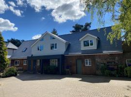 Petherton Cottage Studios，位于灵伍德的酒店