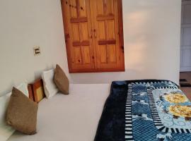Lalis Guest House，位于阿尔莫拉的酒店