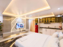 Spacious studio with balcony, 10mins to the beach，位于Victoria Island的酒店