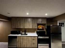 Cozy and Spacious Basement，位于Chestermere的酒店