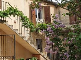 Maison traditionnelle au cœur d'un village typique à 30 mn de la mer，位于Junas的酒店