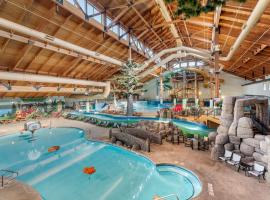 Three Bears Resort Waterpark Near Tomah Ascend Collection，位于Warrens的酒店