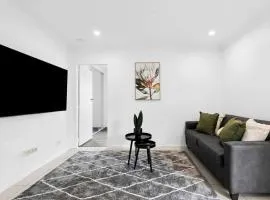 Nerang to Surf - Riverside Escape near Paradise Buzz