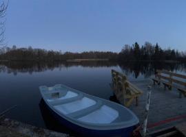 Lake cottage with private pier，位于Bälinge的酒店