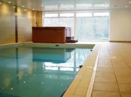 Bradleigh Down Holidays Apartment with Private Pool and Hot Tub