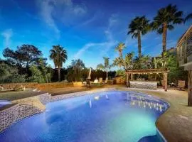Serene hillside oasis with pool - 20 min to beach