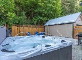 Close to Hiawatha Tr and Biking with HOT TUB