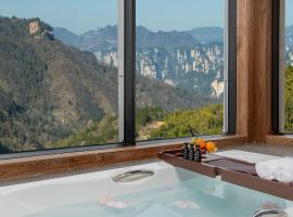 Zhangjiajie Valley Love Holiday hotel - Free pick up service，位于张家界的带按摩浴缸的酒店