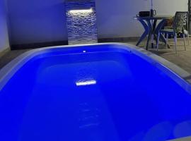 Casa com piscina，位于阿纳波利斯的酒店