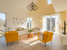 Spacious Home Sauna Hot Tub Pool Patio BBQ，位于Hohenfels-Essingen的酒店