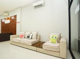 Super OYO Capital O 449 The Colins，位于Keputih的酒店
