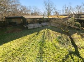 Awesome Home In Dronningmølle With Wifi，位于德隆宁莫勒的酒店