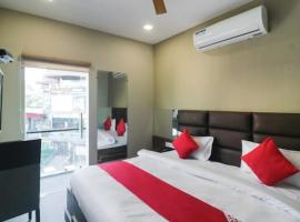 The Clock Tower Rooms & Cafe，位于瑞诗凯诗Dehradun Airport - DED附近的酒店