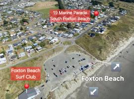 Foxton Beach Bach 5 Star Location 2 Min Walk To Beach New Furnishings BBQ，位于Foxton Beach的海滩酒店