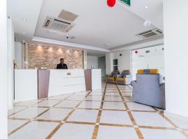 Super OYO 106 Muscat Grand Hotel Apartment，位于锡卜的酒店