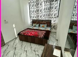 HOTEL PREMIUM SHRI PRABHU DHAM Near Temple VRINDAVAN，位于马图拉的酒店