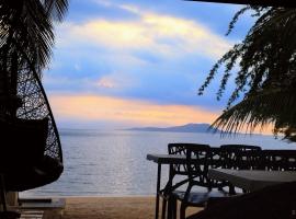 Exclusive Beachfront House with Pool Batangas 16pax，位于Lobo的酒店