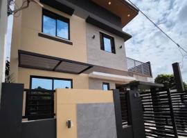 J&M Staycation Spot NEW 2BR Flat near City Center，位于Silañgang Mayao的酒店