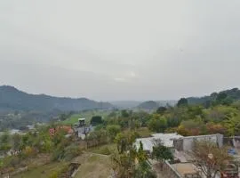Dharamshala Luxury Hotel Pine View- Free Parking-cricket stadium 5 km-Mountain View-Felling like you are stay in 5 Star Hotel
