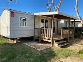 Mobile home 4-6 places camping les sables du midi，位于塞里尼昂的豪华帐篷营地