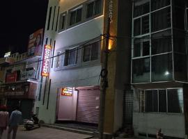 V R S Luxury AC Dormitory，位于迈索尔的酒店