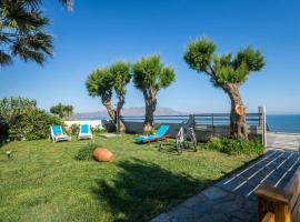 Big Blue Villa in Kisamos, 10 meters from Sea，位于基萨莫斯的酒店