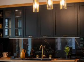 Standing de 88 m2, grand jardin, wifi, clim, Netflix, La Suzanna，位于耶尔的酒店
